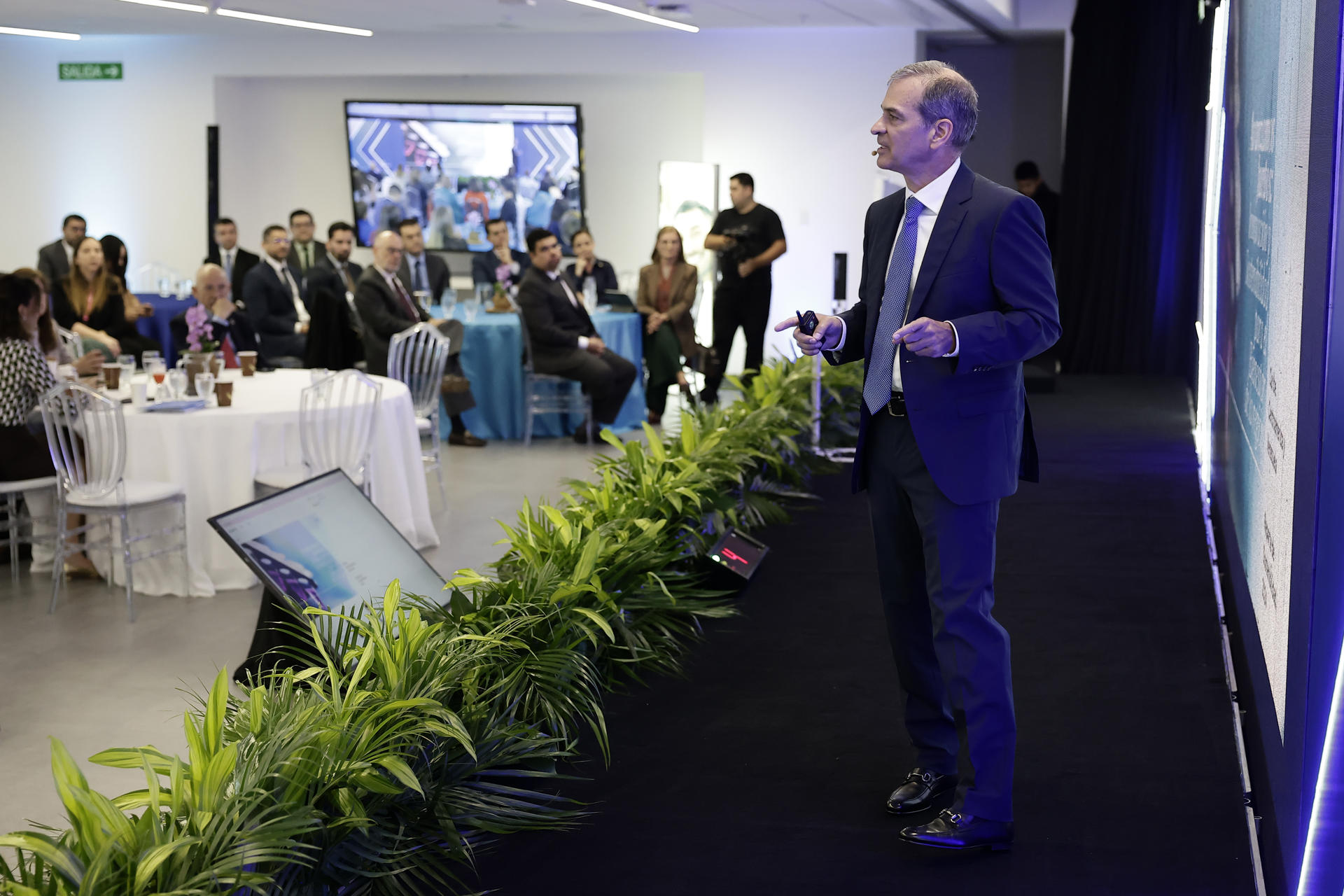 El gerente general de la compañía Roche, Álvaro Soto, habla durante el lanzamiento de una iniciativa este martes en San José (Costa Rica). EFE/Jeffrey Arguedas