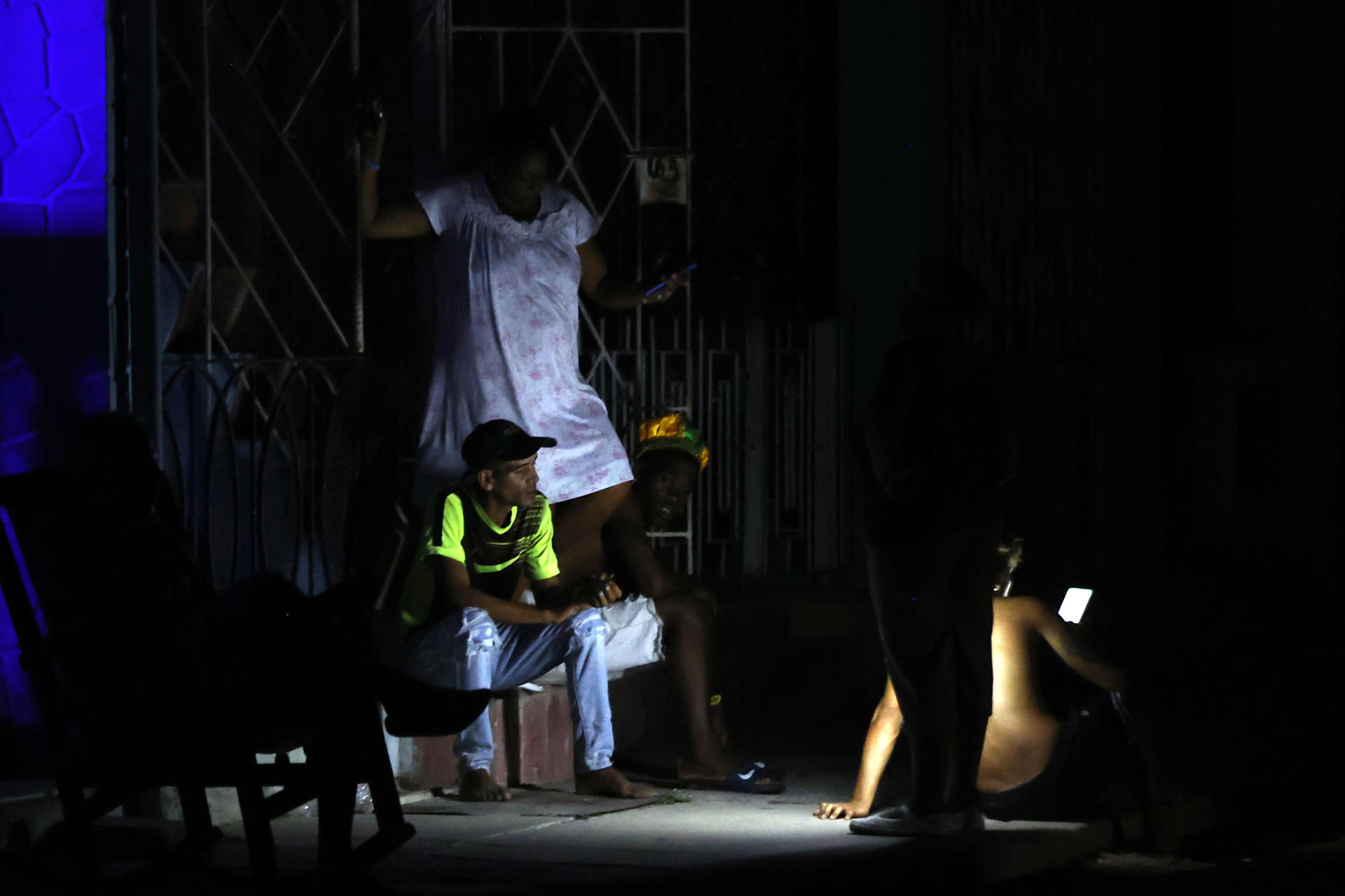 Fotografía del 29 de mayo de 2025 que muestra a personas reunidas en una calle durante un apagón en La Habana (Cuba). EFE/ Ernesto Mastrascusa