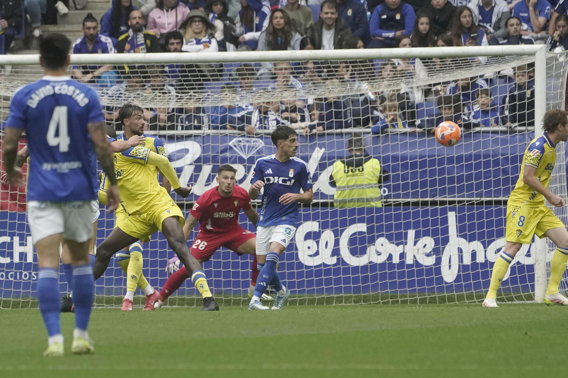 El guardameta del Cádiz, Victor Aznar, observa como pasa el balón en la jugada que ha significado el primer gol del Oviedo durante el encuentro correspondiente a la última jornada de la Liga Hypermotion que disputan hoy domingo Real Oviedo y Cádiz en el estadio Carlos Tartiere de la capital asturiana. EFE/Paco Paredes.