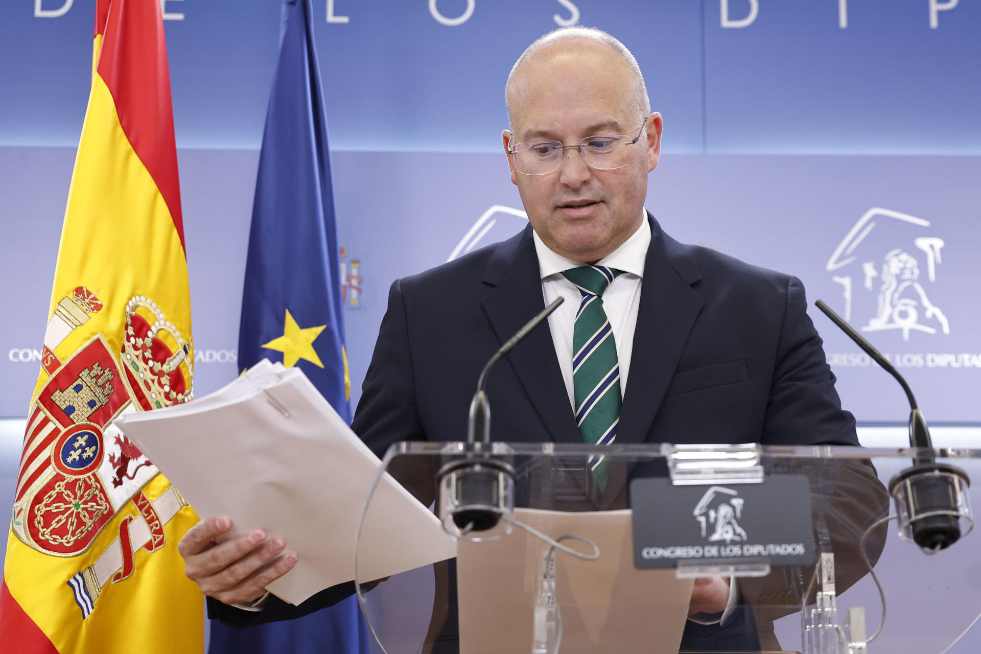 El portavoz del PP en el Congreso, Miguel Tellado, atiende a los medios de comunicación en una rueda de prensa, este martes en el Congreso de Los Diputados.- EFE/ Chema Moya