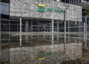 Una persona camina frente a la sede de Petrobras en Río de Janeiro (Brasil). Foto de archivo. EFE/ Antonio Lacerda
