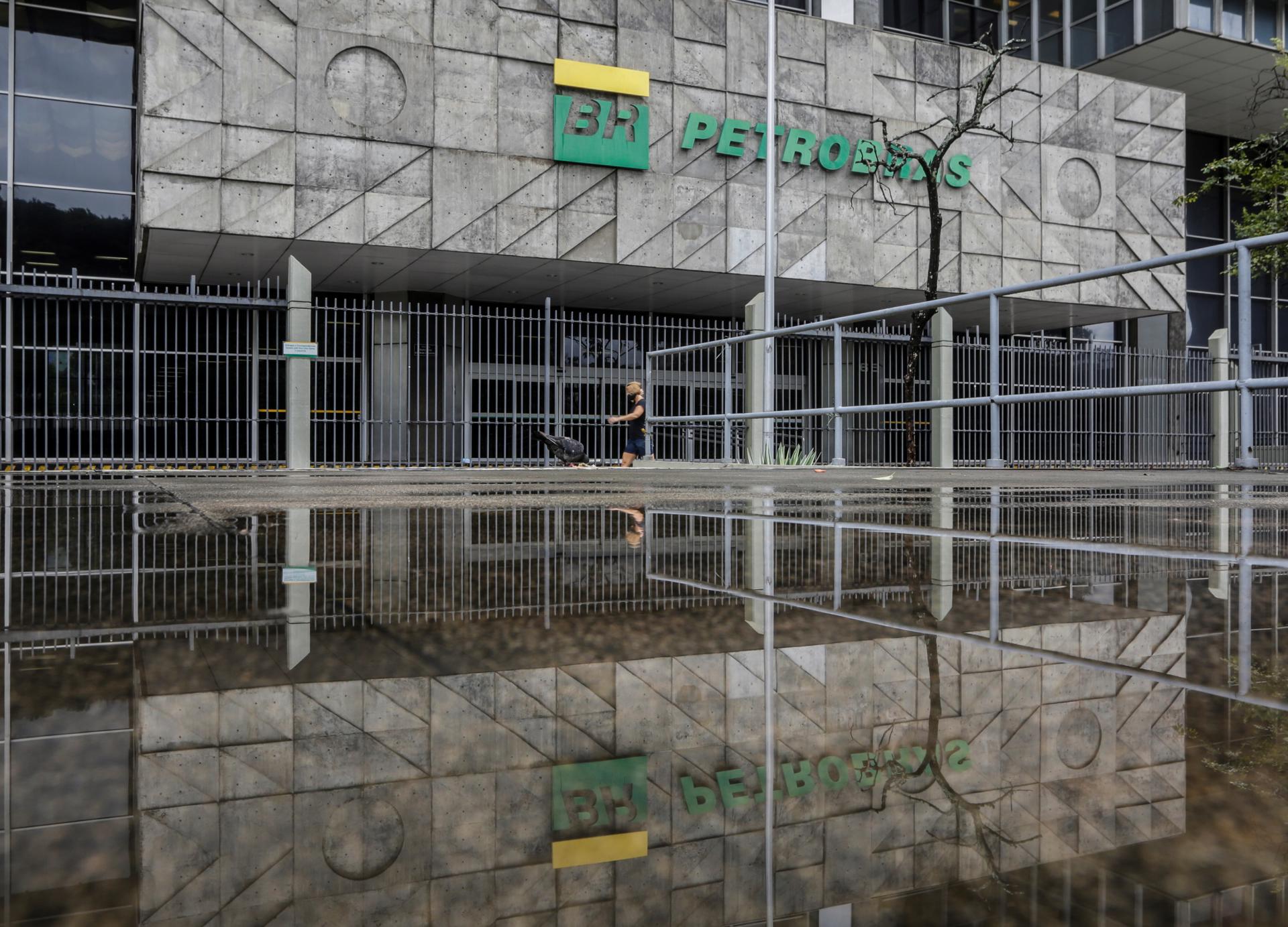 Una persona camina frente a la sede de Petrobras en Río de Janeiro (Brasil). Foto de archivo. EFE/ Antonio Lacerda