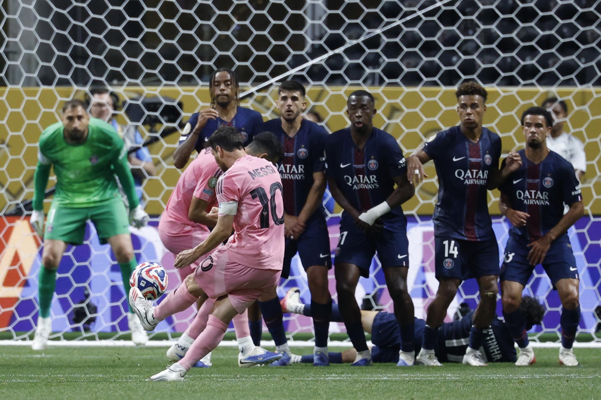 Lionel Messi cobra un tiro libre en el partido ante el Paris Saint-Germain del Mundial de Clubes. EFE/EPA/ERIK S. LESSER