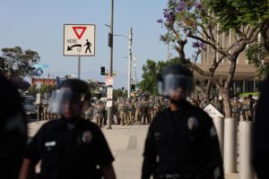 La Guardia Nacional de California protege el edificio federal durante las protestas provocadas por las redadas de inmigración en Los Ángeles, California, EE. UU., el 9 de junio de 2025. EFE/ALLISON DINNER
