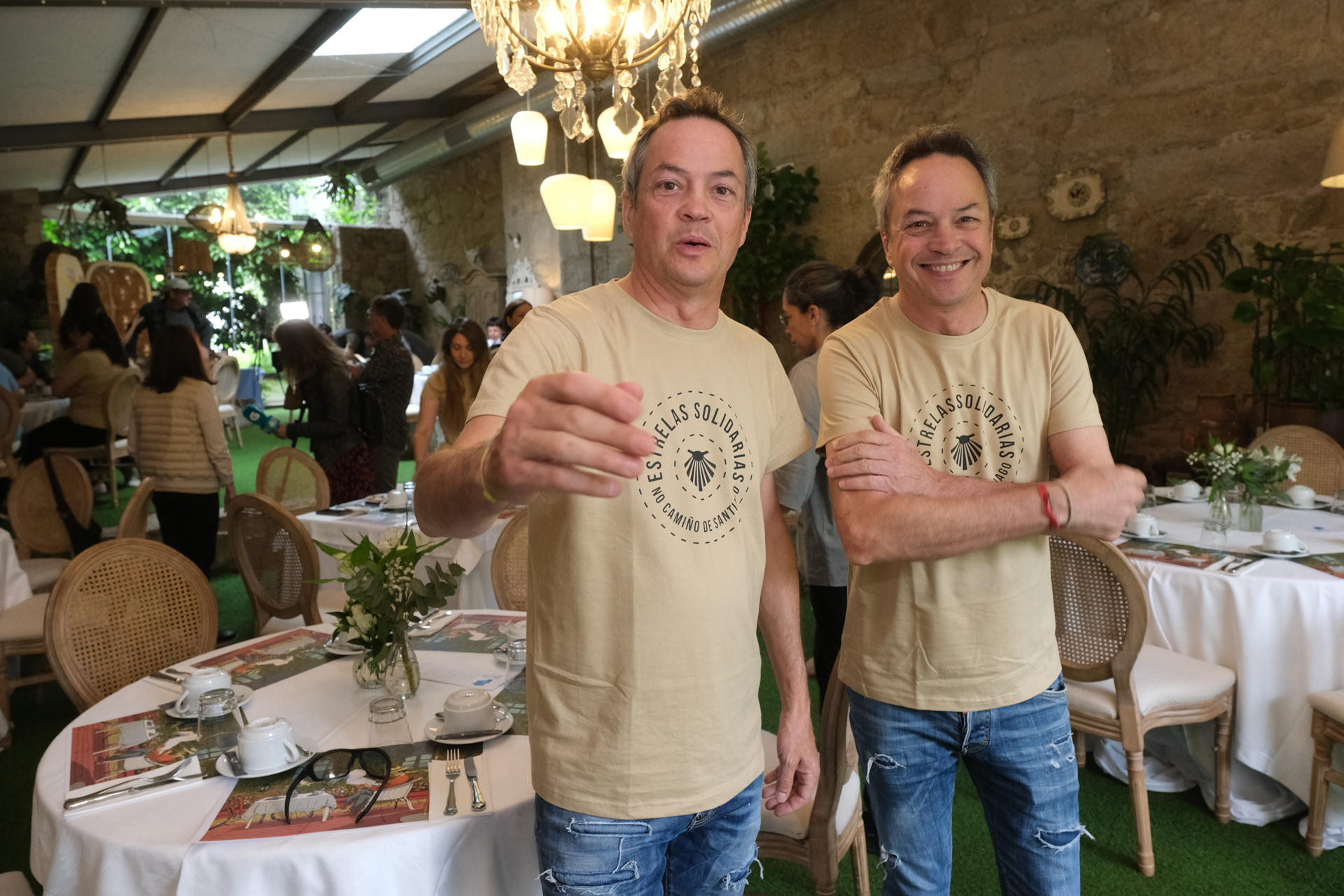 Los Hermanos Torres acuden este lunes al desayuno saludable con productos de calidad diferenciada, preparado en el marco del evento Estrelas no Camiño. EFE/Xurxo Martínez