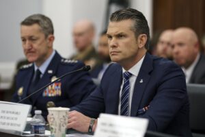 El secretario de Defensa de Estados Unidos, Pete Hegseth (derecha), durante una audiencia del Comité de Asignaciones de la Cámara de Representantes, Subcomité de Defensa, en el Capitolio de Estados Unidos, en Washington, DC, Estados Unidos, el 10 de junio de 2025. EFE/EPA/Will Oliver