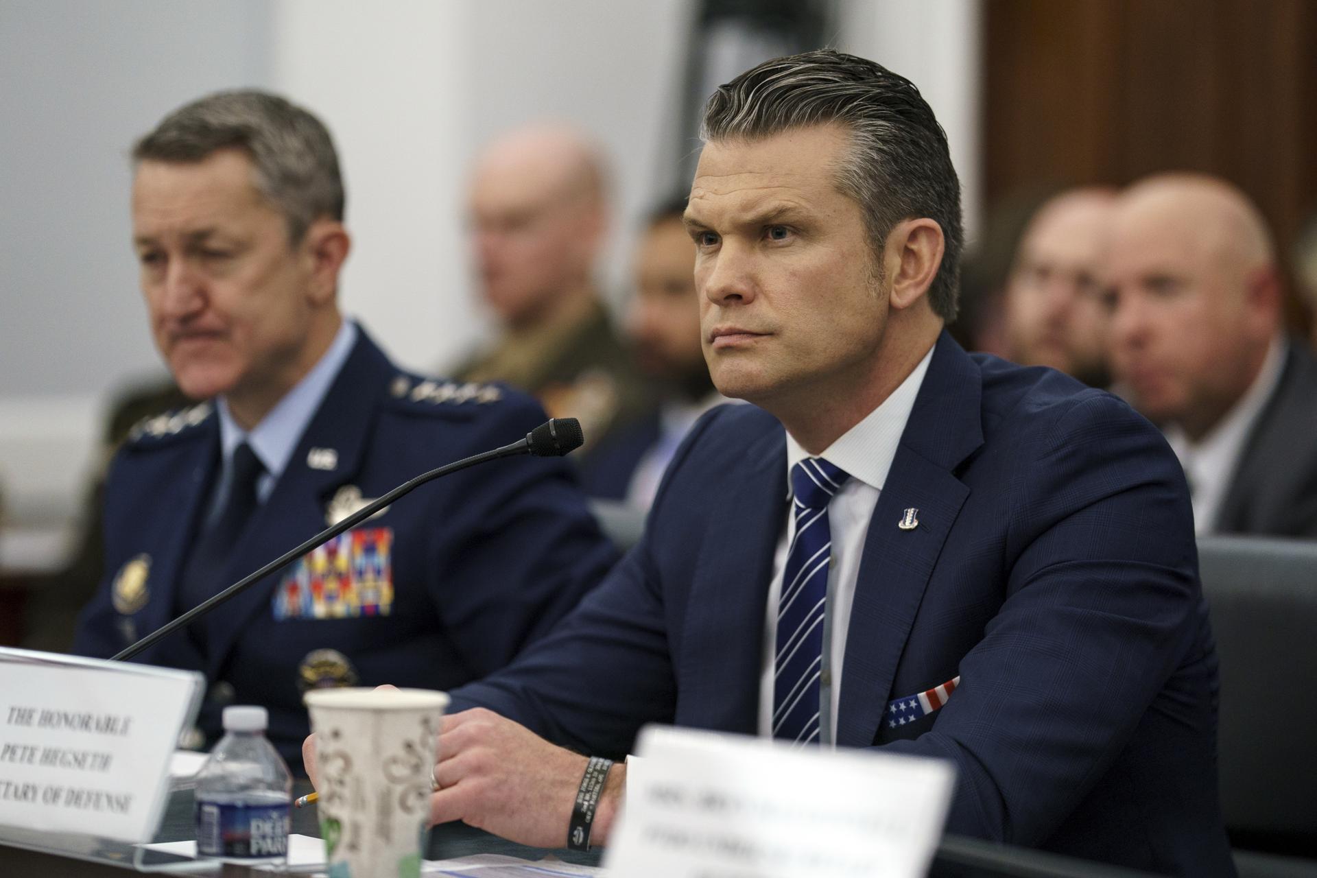 El secretario de Defensa de Estados Unidos, Pete Hegseth (derecha), durante una audiencia del Comité de Asignaciones de la Cámara de Representantes, Subcomité de Defensa, en el Capitolio de Estados Unidos, en Washington, DC, Estados Unidos, el 10 de junio de 2025. EFE/EPA/Will Oliver