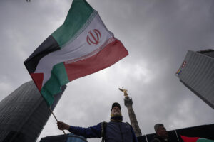 Una persona sostiene una bandera durante una manifestación a favor de Palestina e Irán este domingo, en Ciudad de México (México). EFE/ Isaac Esquivel