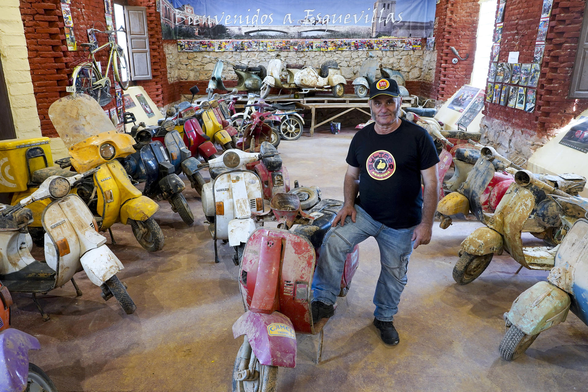 Entre los muchos daños materiales que dejó la dana que afectó a la Comunidad Valenciana el pasado 29 de octubre se encuentra la colección de vespas de Álvaro Barcia, 35 motos que recorren la historia de esta marca en España y que ahora resisten al olvido en el Museo de la Moto de Esguevillas de Esgueva (Valladolid), según explica el propietario y responsable del museo, José Luis Coloma, en entrevista con la Agencia EFE. EFE/Nacho Gallego