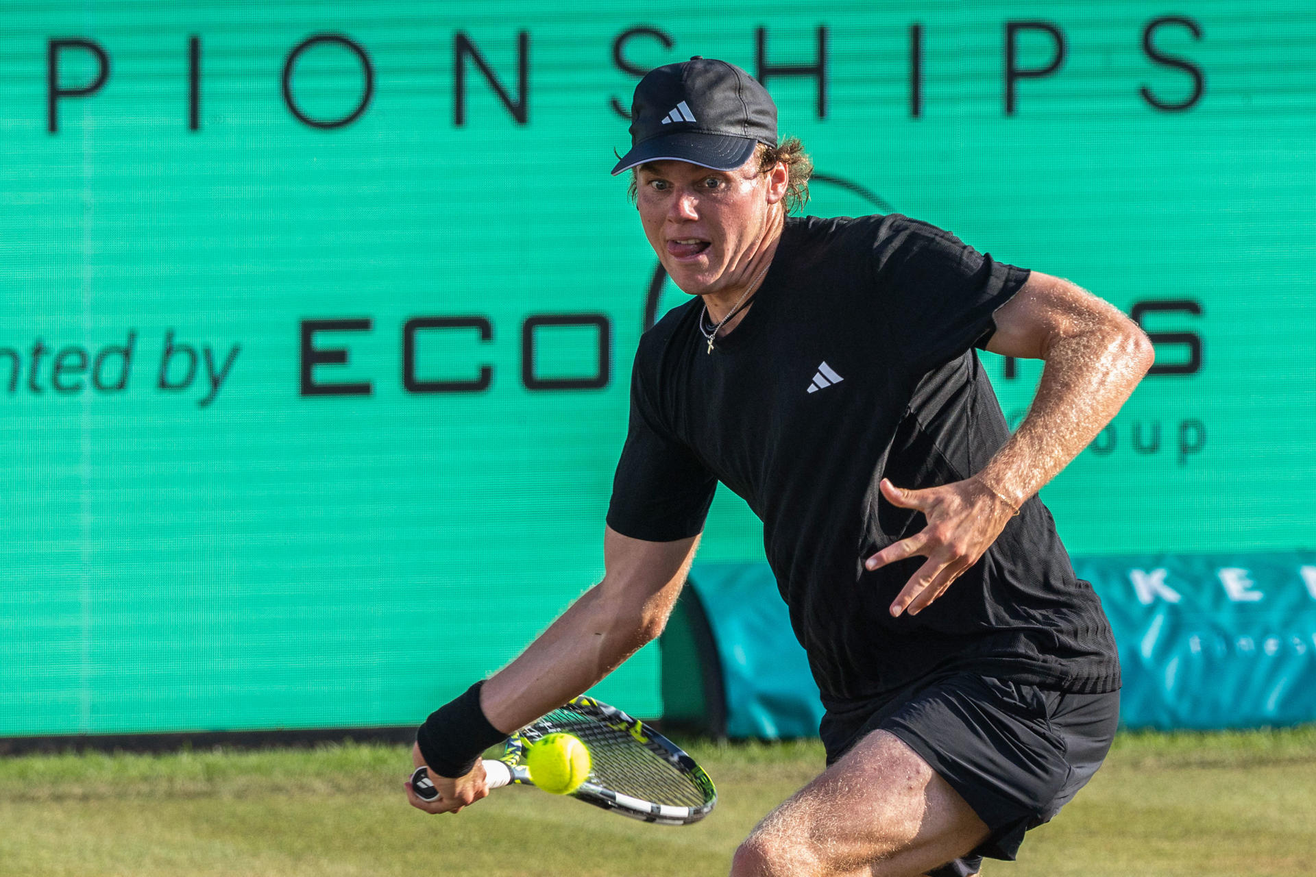 SANTA PONSA (MALLORCA), 26/06/2025.- El tenista estadounidense Alex Michelsen se enfrenta al español Roberto Bautista durante los cuartos de final del torneo ATP Mallorca Championships, este jueves en Santa Ponsa (Mallorca). EFE/ Cati Cladera