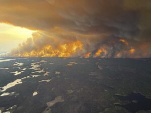 Fotografía cedida el pasado 30 de mayo por el Gobierno regional de Manitoba de una vista aérea y general de un gigantesco incendio forestal en Flin Flon, Manitoba (Canadá). EFE/Gobierno regional de Manitoba