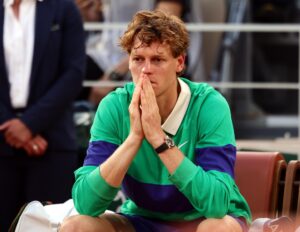 El tenista italiano Jannik Sinner lamenta su derrota en Roland Garros. EFE/EPA/TERESA SUAREZ