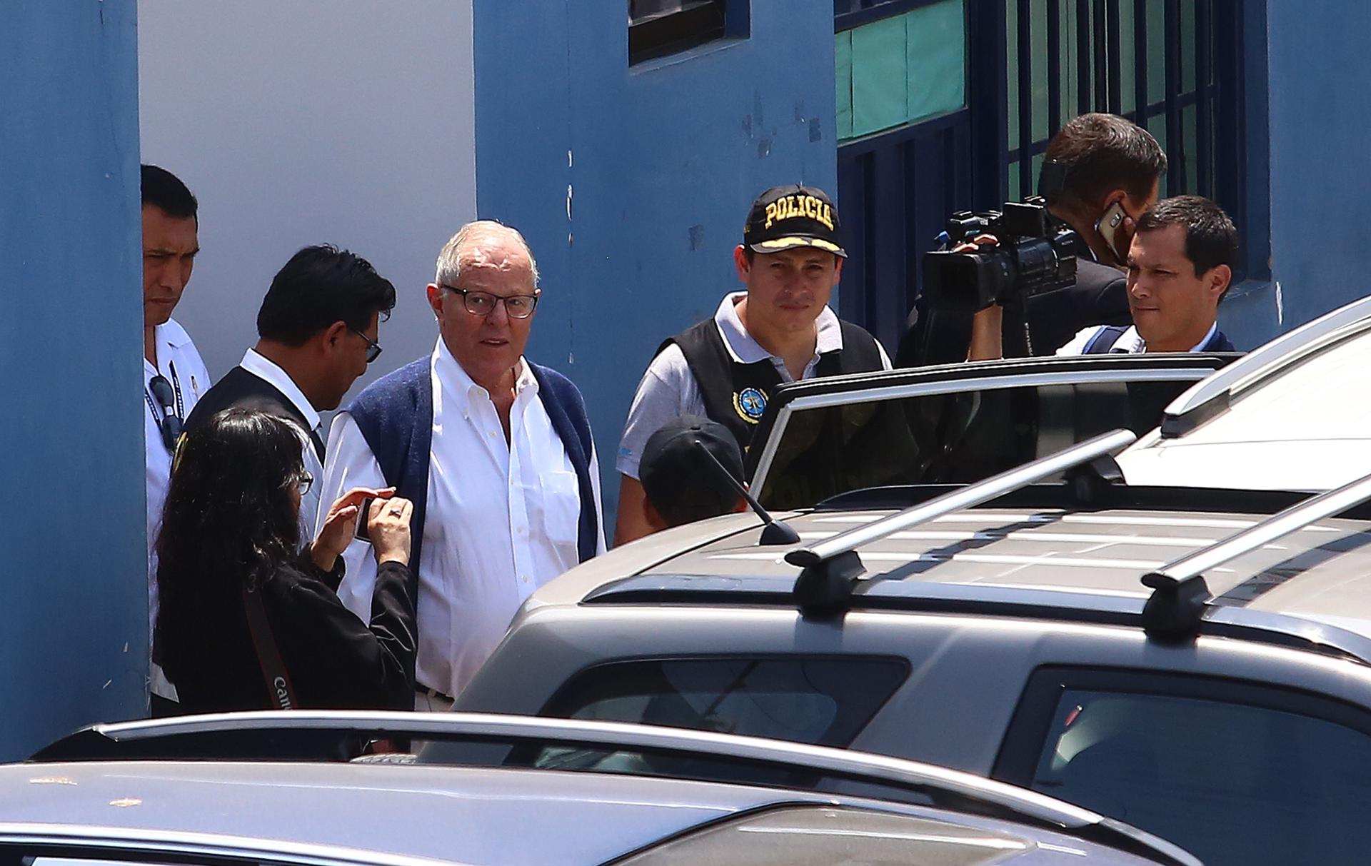 Fotografía de archivo del expresidente de Perú Pedro Pablo Kuczynski (c). EFE/Geraldo Caso