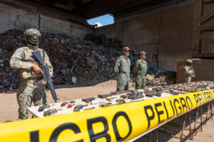 Integrantes de las Fuerzas Armadas ecuatorianas participan en un operativo de destrucción de armas y municiones incautadas durante la primera mitad del año en sus operaciones contra el crimen organizado y la delincuencia, este 20 de junio de 2025 en Guayaquil (Ecuador). EFE/Mauricio Torres