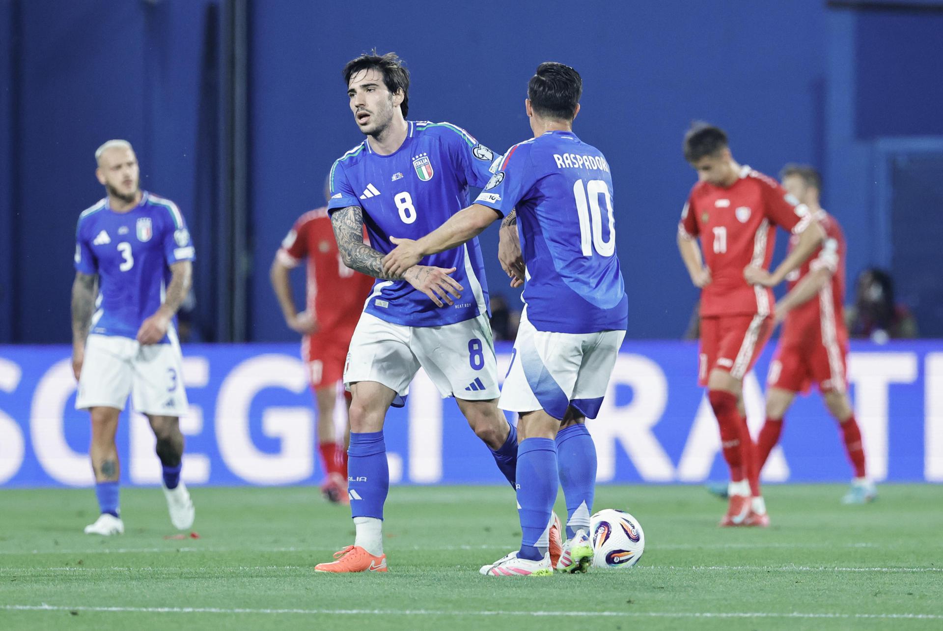 El italiano Giacomo Raspadori (d) celebra el 1-0 durante el partido de la fase de clasificación que han jugado Italia y Moldavia en en estadio Mapei Stadium en Reggio Emilia, Italia. EFE/EPA/ELISABETTA BARACCHI