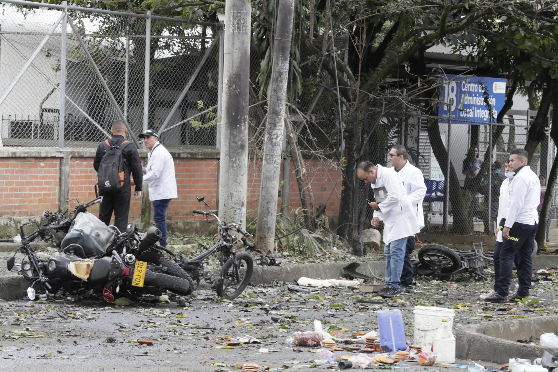 Peritos forenses trabajan en los alrededores de la estación de policía del barrio Meléndez donde ocurrió un atentado este martes, al sur de Cali (Colombia). EFE/ Carlos Ortega