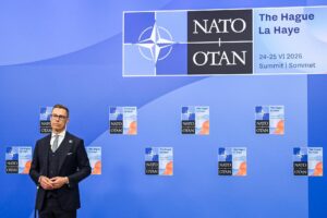 El presidente finlandés, Alexander Stubb, habla con losperiodistas a su llegada a la cumbre de la OTAN en el World Forum de La Haya, Países Bajos, el 25 de junio de 2025. EFE/EPA/JONAS ROOSENS