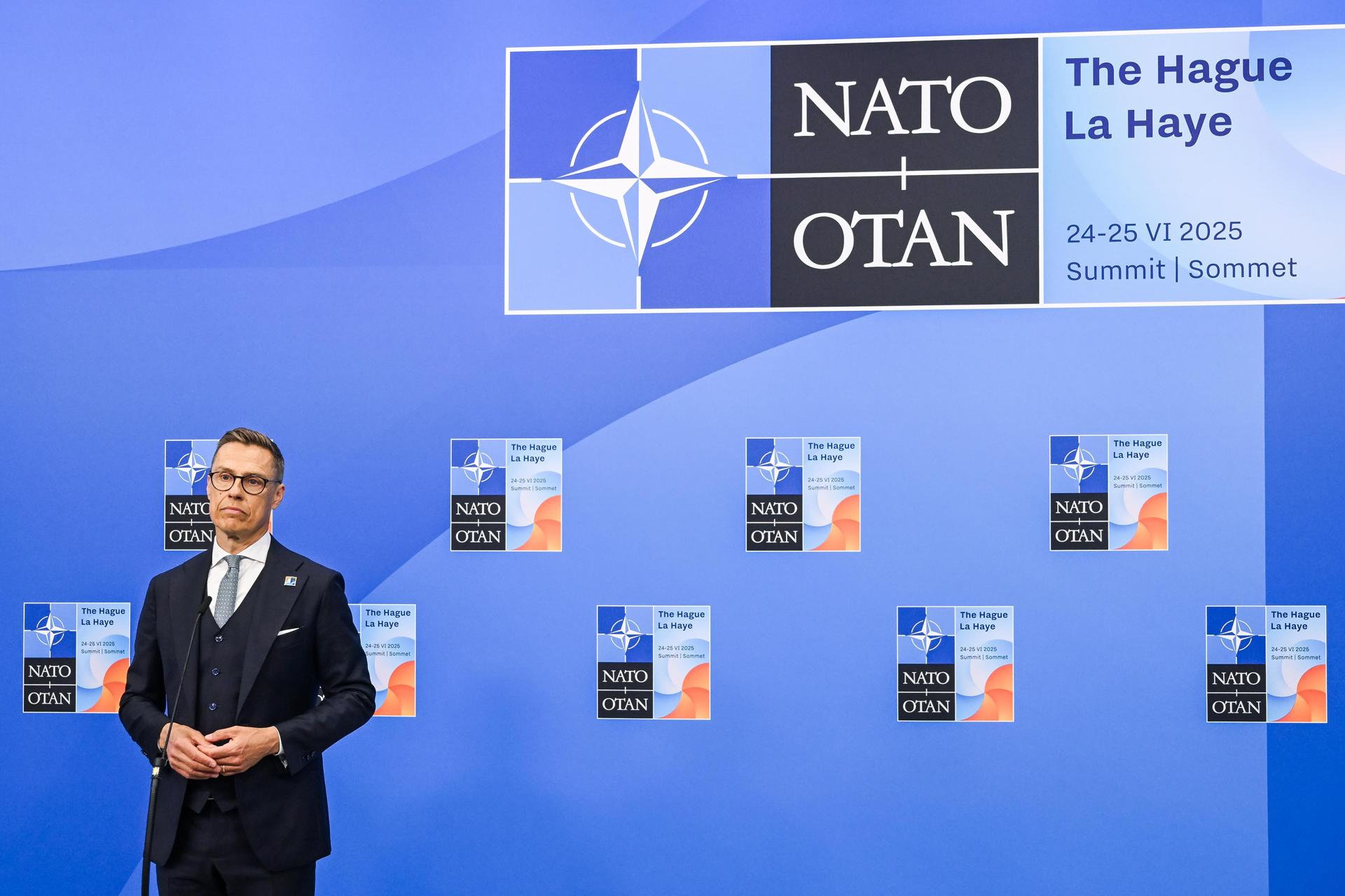 El presidente finlandés, Alexander Stubb, habla con losperiodistas a su llegada a la cumbre de la OTAN en el World Forum de La Haya, Países Bajos, el 25 de junio de 2025. EFE/EPA/JONAS ROOSENS