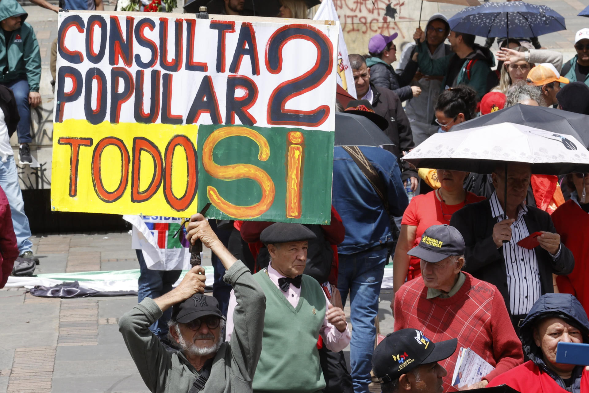 Una persona sostiene un cartel durante una manifestación convocada por centrales obreras para apoyar la reforma laboral y pedir al Senado que apruebe el texto original, este lunes, en Plaza de Bolívar en Bogotá (Colombia). EFE/ Mauricio Dueñas Castañeda