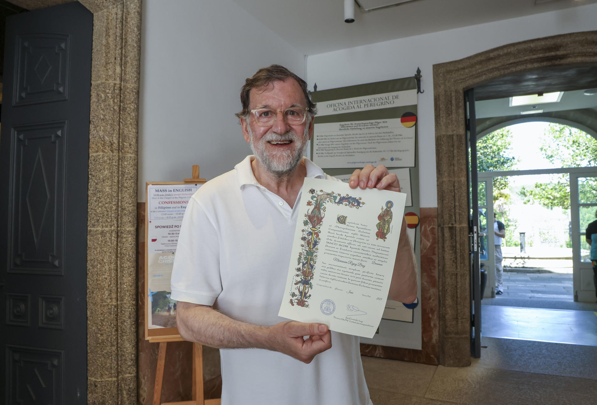 El expresidente del Gobierno Mariano Rajoy ha llegado este martes a la plaza del Obradoiro de Santiago de Compostela tras recorrer desde el jueves parte del Camino Francés junto a su hermano Enrique y a su hijo Juan. Al entrar ha dicho: "Se lo recomiendo a todo el mundo". EFE/ Xoán Rey