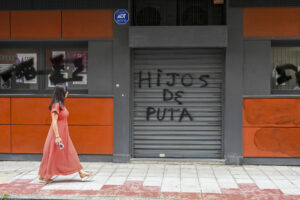 Una mujer pasa ante la fachada de la sede del PSOE de León que este jueves ha sufrido pintadas con insultos y rotura de cristales. El secretario del PSOE en León, Javier Alfonso Cendón, ha condenado el ataque que ha sufrido la sede del partido en León capital y ha asegurado que "ninguna violencia ha doblegado ni doblegará jamás su lucha" y ha pedido al PP que lo condene. EFE/ J.Casares