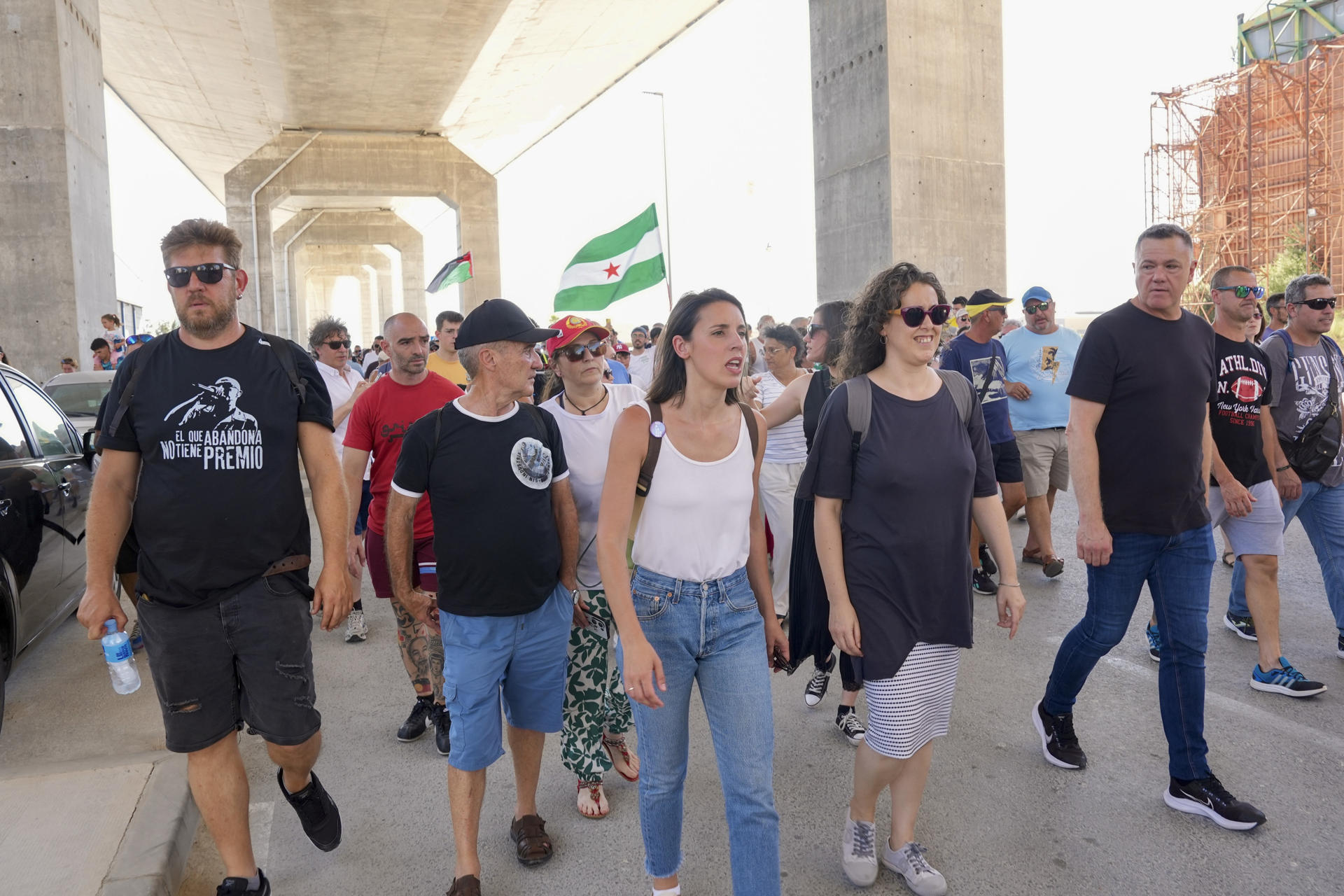 La eurodiputada de Podemos Irene Montero (c) acompaña a los manifestantes del metal que han marchado desde la factoría de Dragados al centro de Puerto Real (Cádiz). EFE/Román Ríos