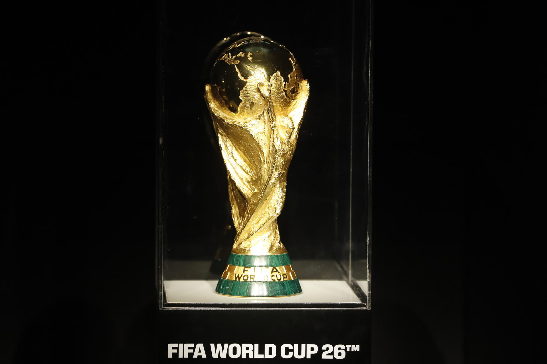 Fotografía del trofeo de la Copa Mundial de la FIFA, durante la develación del reloj de Mundial este miércoles, en Ciudad de México (México). EFE /Mario Guzmán