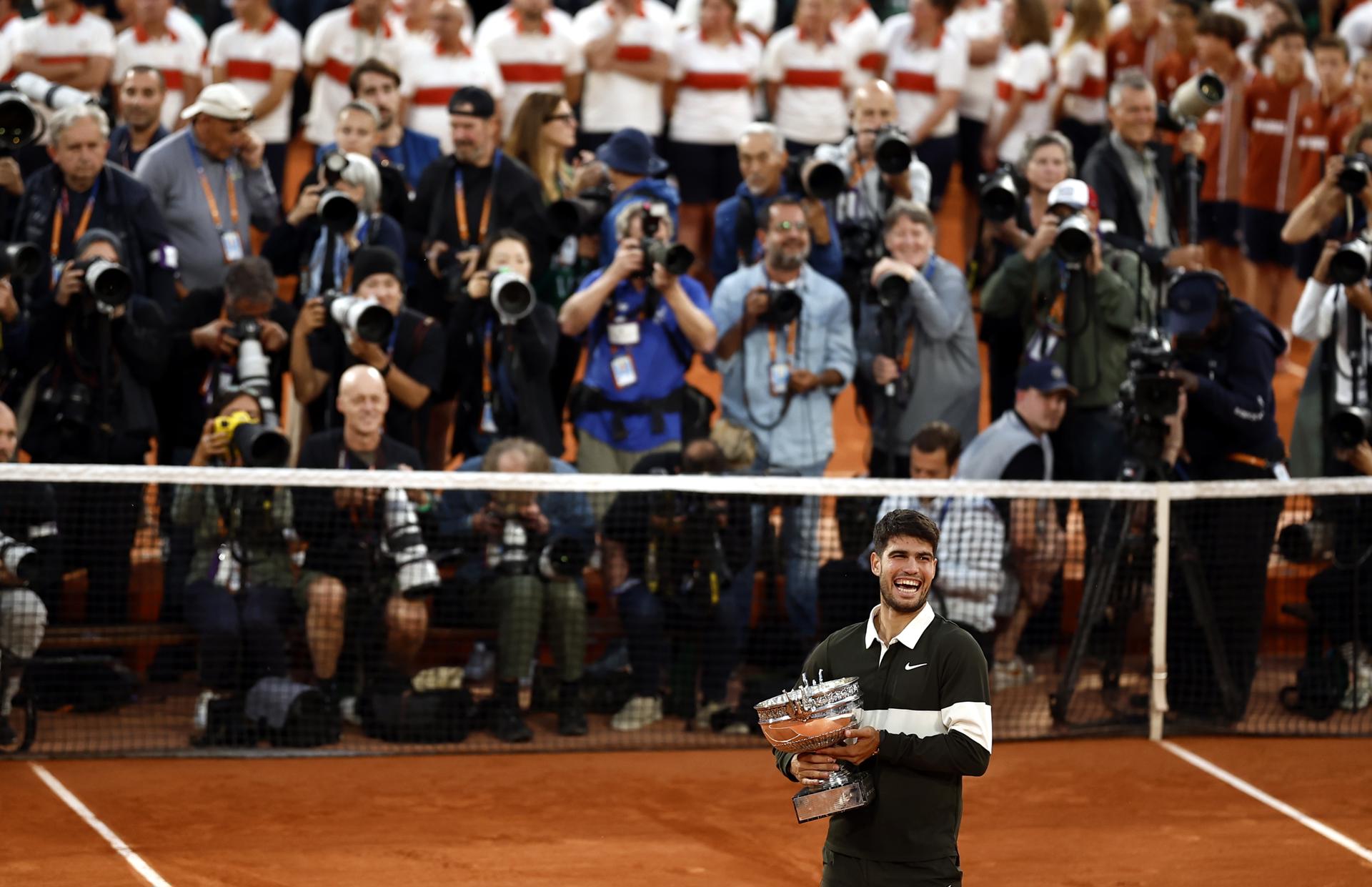 Carlos Alcaraz con la 'Coupe des Mousquetaires' en París, Francia. EFE/EPA/YOAN VALAT