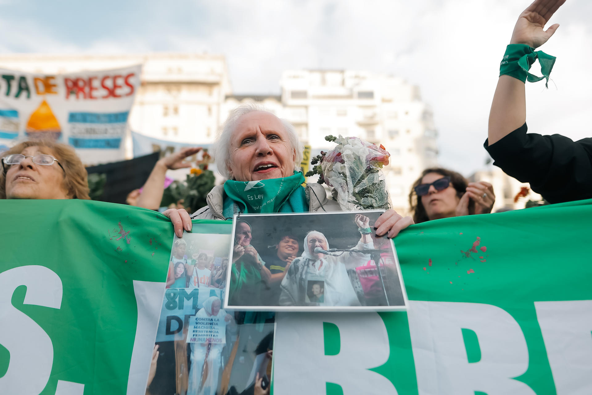 Personas participan en una protesta convocada por grupos feministas, médicos y científicos, entre muchos otros colectivos este miércoles, en Buenos Aires (Argentina). EFE/ Juan Ignacio Roncoroni
