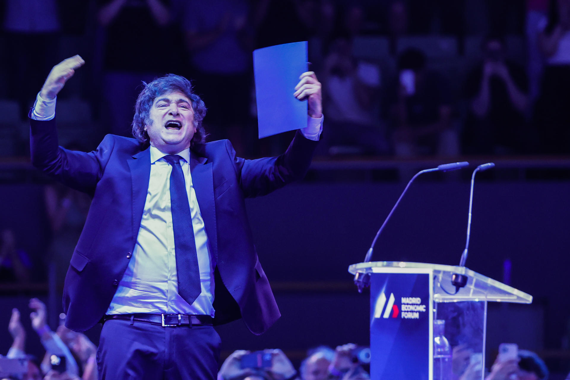 El presidente de Argentina, Javier Milei, interviene este domingo en la clausura del Madrid Economic Forum 2025, un congreso económico en el que participan economistas y políticos próximos a la derecha y la ultraderecha en Madrid. EFE/Sergio Pérez