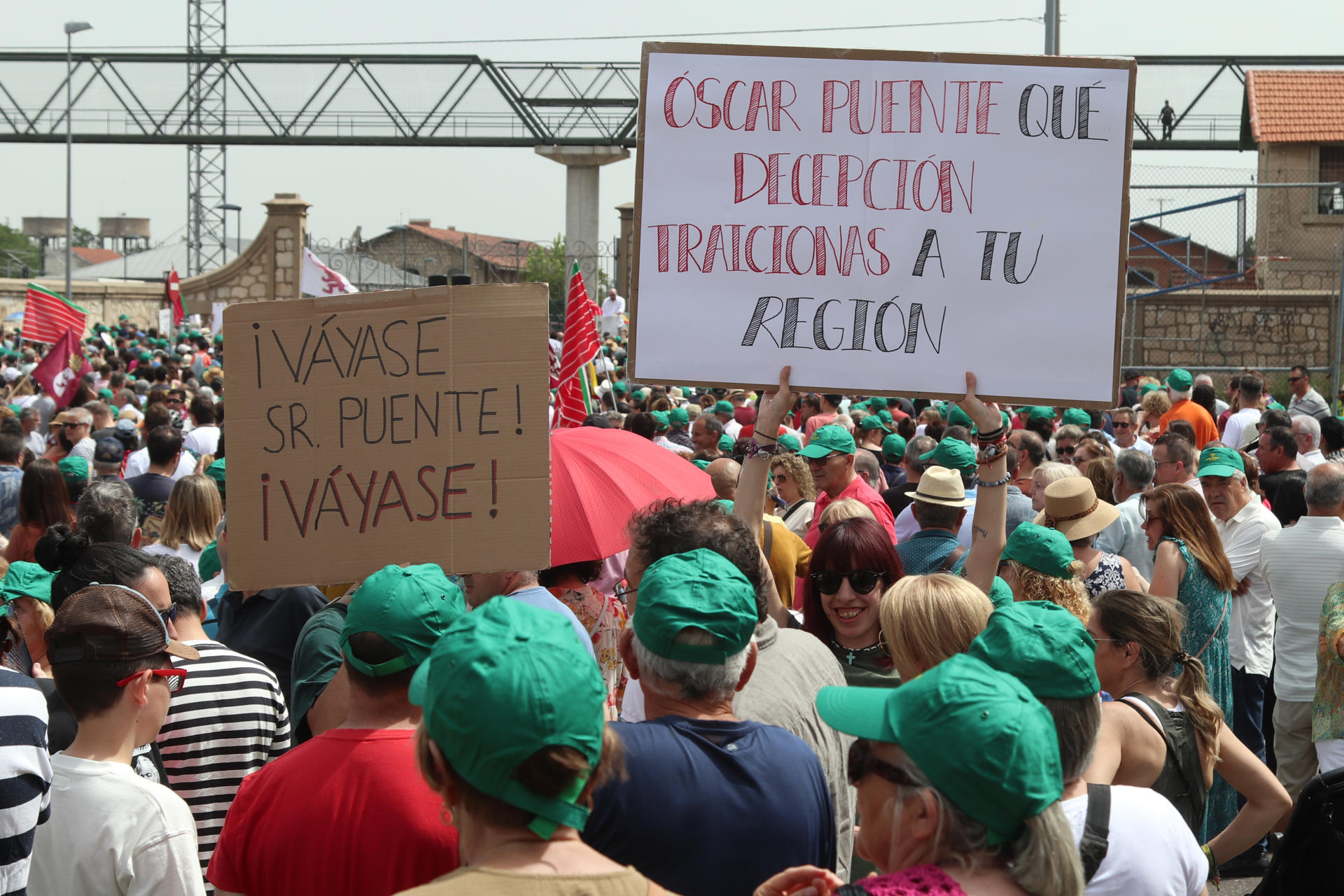 ZAMORA, 01/06/2025.- La Asociación de Usuarios AVE Zamora convoca una manifestación en la capital zamorana para protestar contra la supresión de tres paradas diarias del AVE en Otero de Sanabria (Zamora). EFE/Mariam A. Montesinos