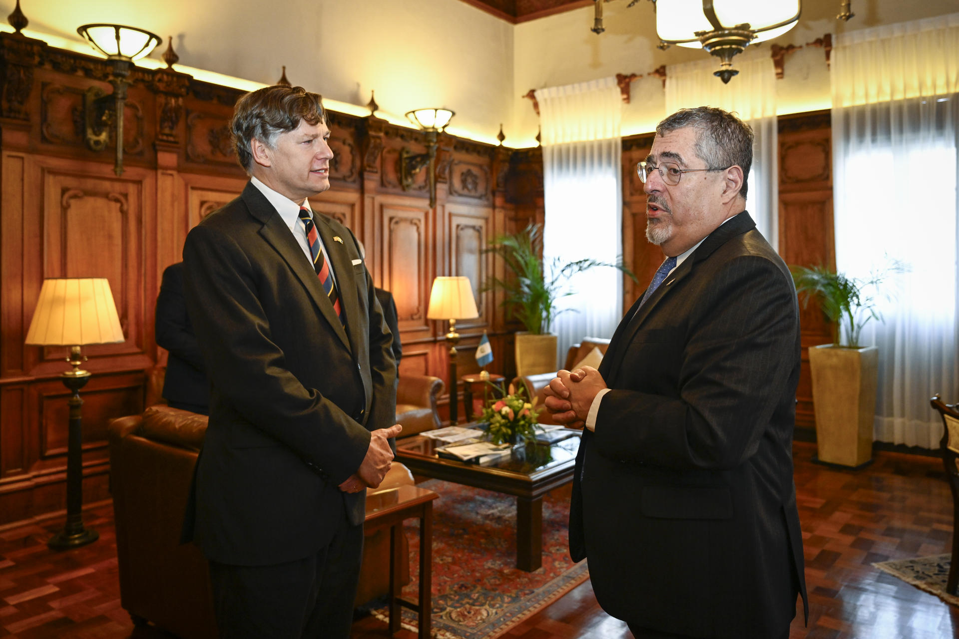 Fotografía cedida por el Gobierno de Guatemala que muestra al Subsecretario de Estado de los Estados Unidos, Christopher Landau (i), y al presidente de Guatemala, Bernardo Arévalo de León, durante una reunión este viernes, en el Palacio Nacional de la Cultura en Ciudad de Guatemala (Guatemala). EFE/ Gobierno De Guatemala