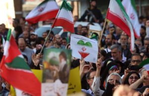Iraníes ondean banderas nacionales durante una manifestación contra Estados Unidos y Israel en Teherán, Irán, el 22 de junio de 2025. EFE/EPA/Abedin Taherkenareh