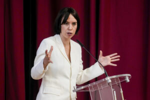 La ministra de Ciencia, Innovación y Universidades, Diana Morant, interviene en las jornadas 'Si no sabes quién es la persona becaria entonces no es una persona becaria', organizadas por RUGE-UGT en el Escuela Julián Besteiro en Madrid este martes. EFE/ Borja Sanchez-Trillo
