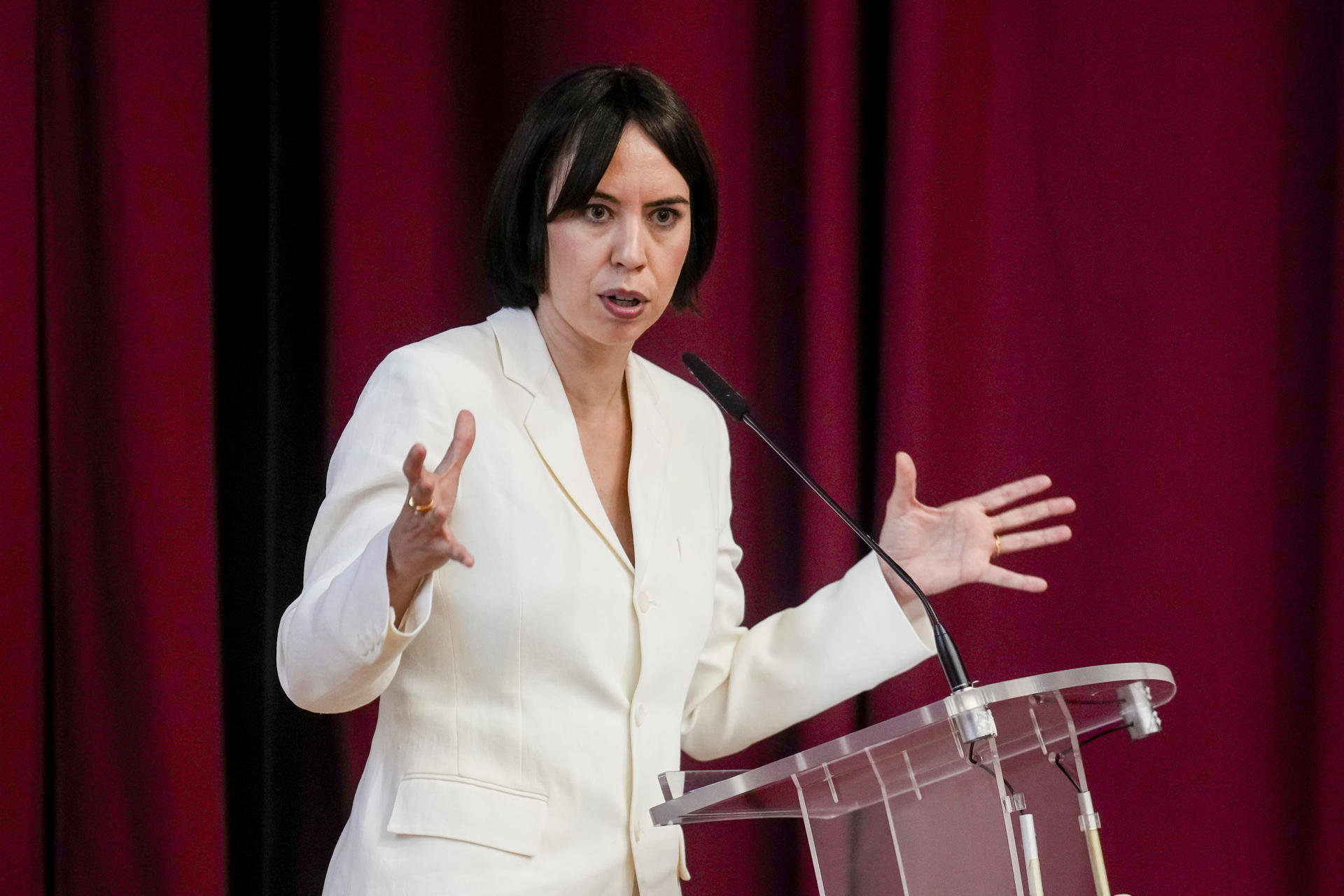 La ministra de Ciencia, Innovación y Universidades, Diana Morant, interviene en las jornadas 'Si no sabes quién es la persona becaria entonces no es una persona becaria', organizadas por RUGE-UGT en el Escuela Julián Besteiro en Madrid este martes. EFE/ Borja Sanchez-Trillo
