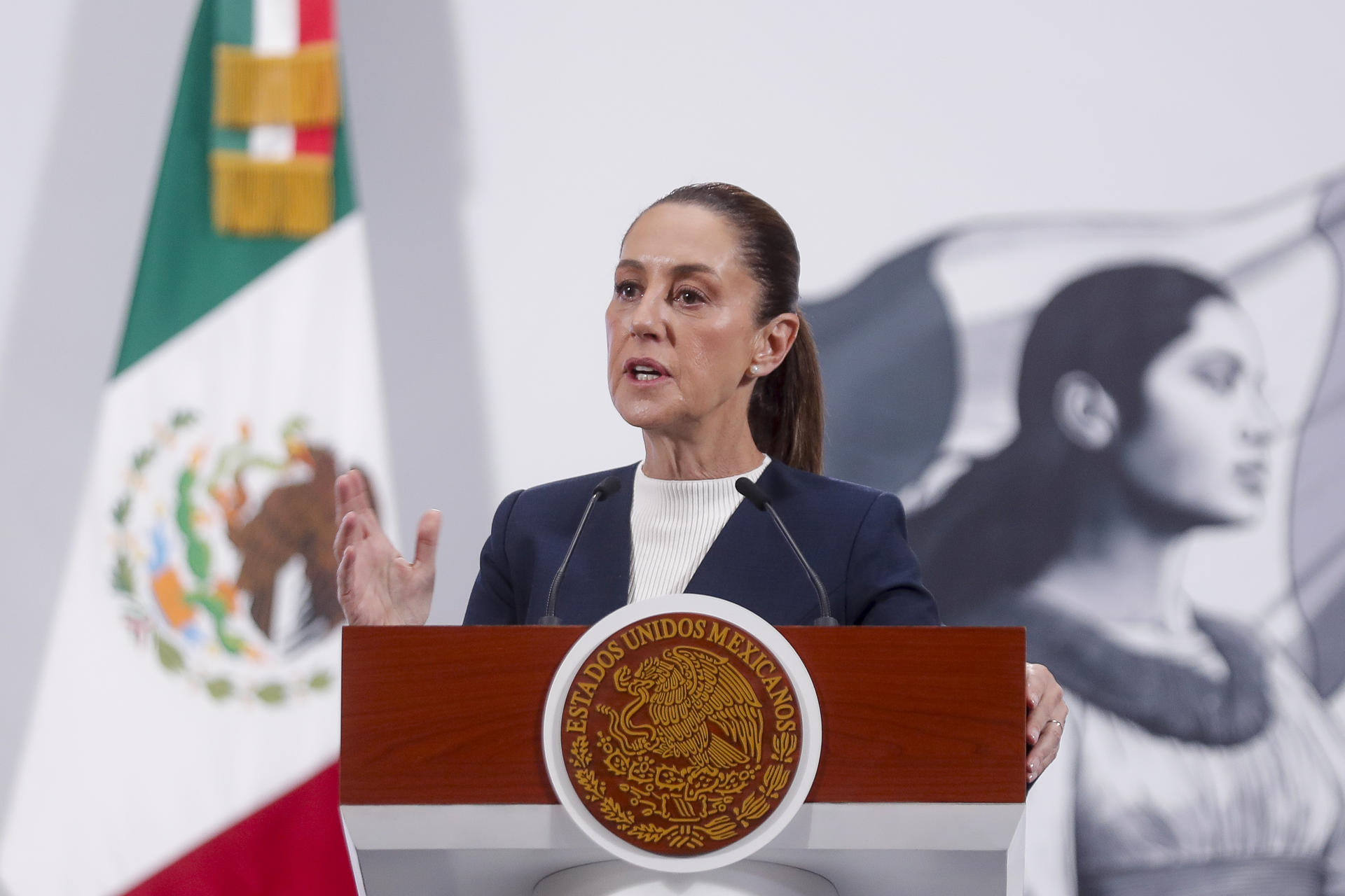 La presidenta de México, Claudia Sheinbaum, habla este miércoles durante una rueda de prensa en Palacio Nacional de la Ciudad de México (México). EFE/Isaac Esquivel
