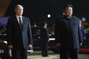Fotografía de archivo del presidente de Rusia, Vladímir Putin, y el líder norcoreano, Kim Jong-un. EFE/EPA/GAVRIIL GRIGOROV / SPUTNIK / KREMLIN POOL MANDATORY CREDIT