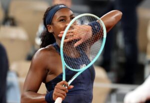 La estadounidense Coco Gauff, número 2 del mundo, en Roland Garros en su partido de semifinales ante la francesa Loïs Boisson, 361 del ránking. EFE/EPA/MOHAMMED BADRA