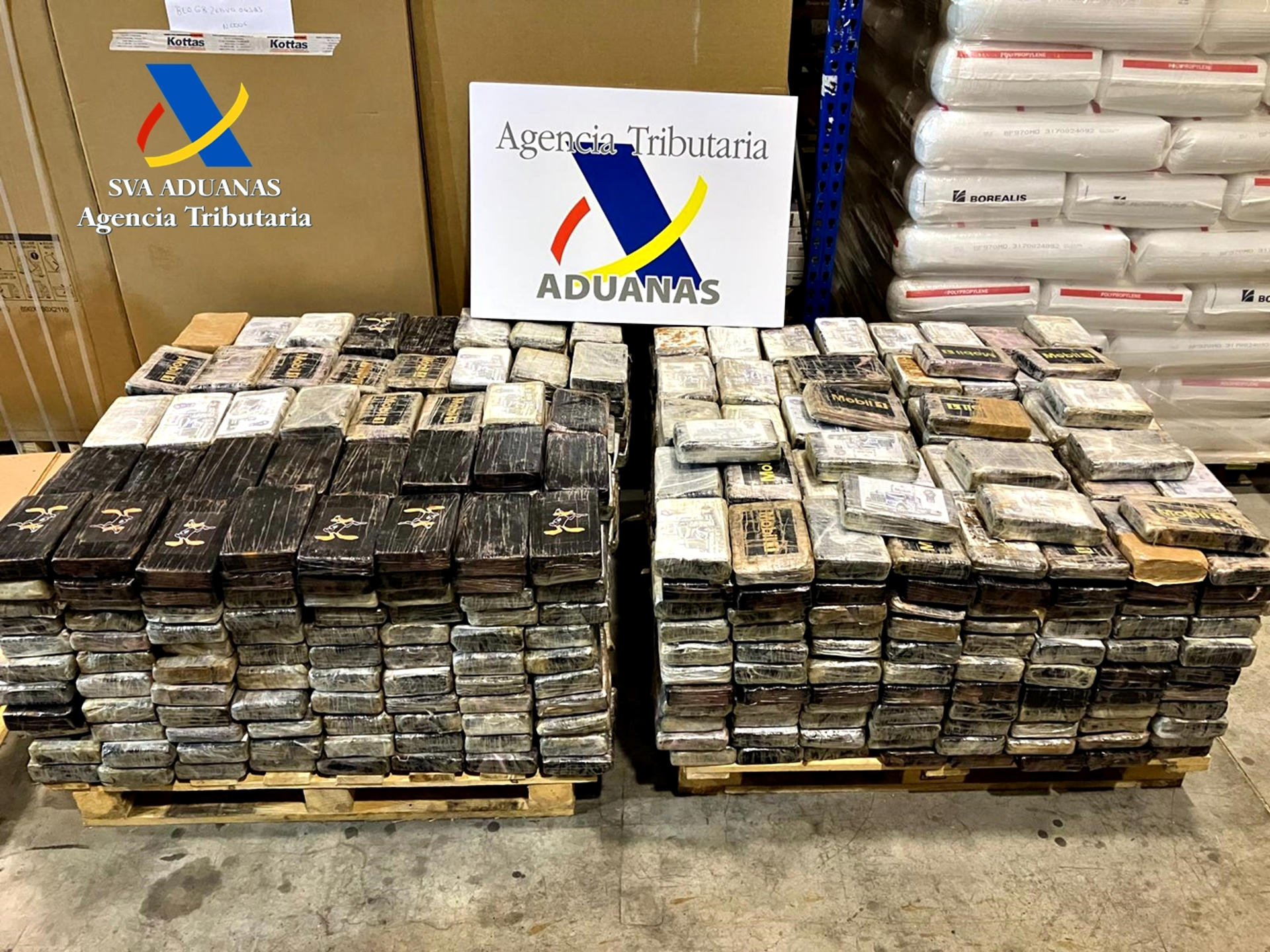 Funcionarios de Vigilancia Aduanera de la Agencia Tributaria han intervenido 1.190 kilos de cocaína oculta en un ‘macrocargamento’ de 335 toneladas de cartón destinado, presuntamente, al reciclado que llegó al puerto de Barcelona en el interior de 14 contenedores procedentes de Guatemala. Por su presunta participación en los hechos se encuentran investigadas cinco personas y la empresa que realizaba las importaciones de la carga legal que camuflaba la droga. Del total de estupefaciente intervenido, 990 kilos se localizaron en una nave industrial en Madrid, en lo que supone la mayor aprehensión de cocaína en esta comunidad en los últimos 20 años.-EFE/ Agencia Tributaria ***SOLO USO EDITORIAL/SOLO DISPONIBLE PARA ILUSTRAR LA NOTICIA QUE ACOMPAÑA (CRÉDITO OBLIGATORIO)***