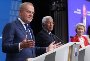 El primer ministro de Polonia, Donald Tusk; el presidente del Consejo Europeo, Antonio Costa, y la presidenta de la Comisión Europea, Ursula von der Leyen, asisten a una conferencia de prensa durante la Cumbre de líderes de la UE en Bruselas, Bélgica, el 26 de junio de 2025. EFE/Oliver Hoslet