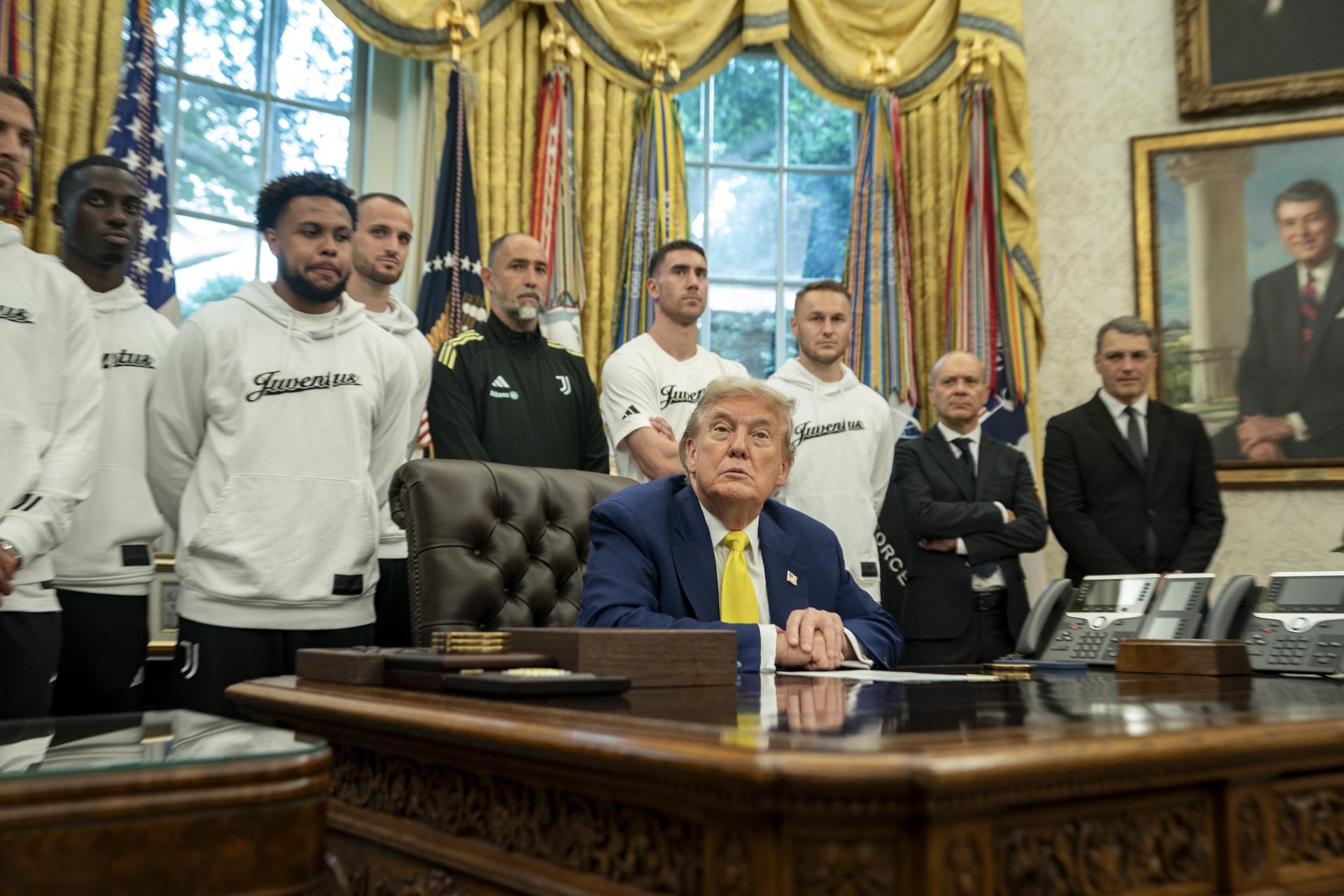 El presidente estadounidense, Donald Trump, durante la recepción al Juventus este miércoles 19. EFE/EPA/KEN CEDENO / POOL