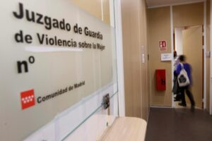 Imagen de archivo del acceso a un juzgado de Violencia contra la Mujer en Madrid. EFE/Juan Carlos Hidalgo