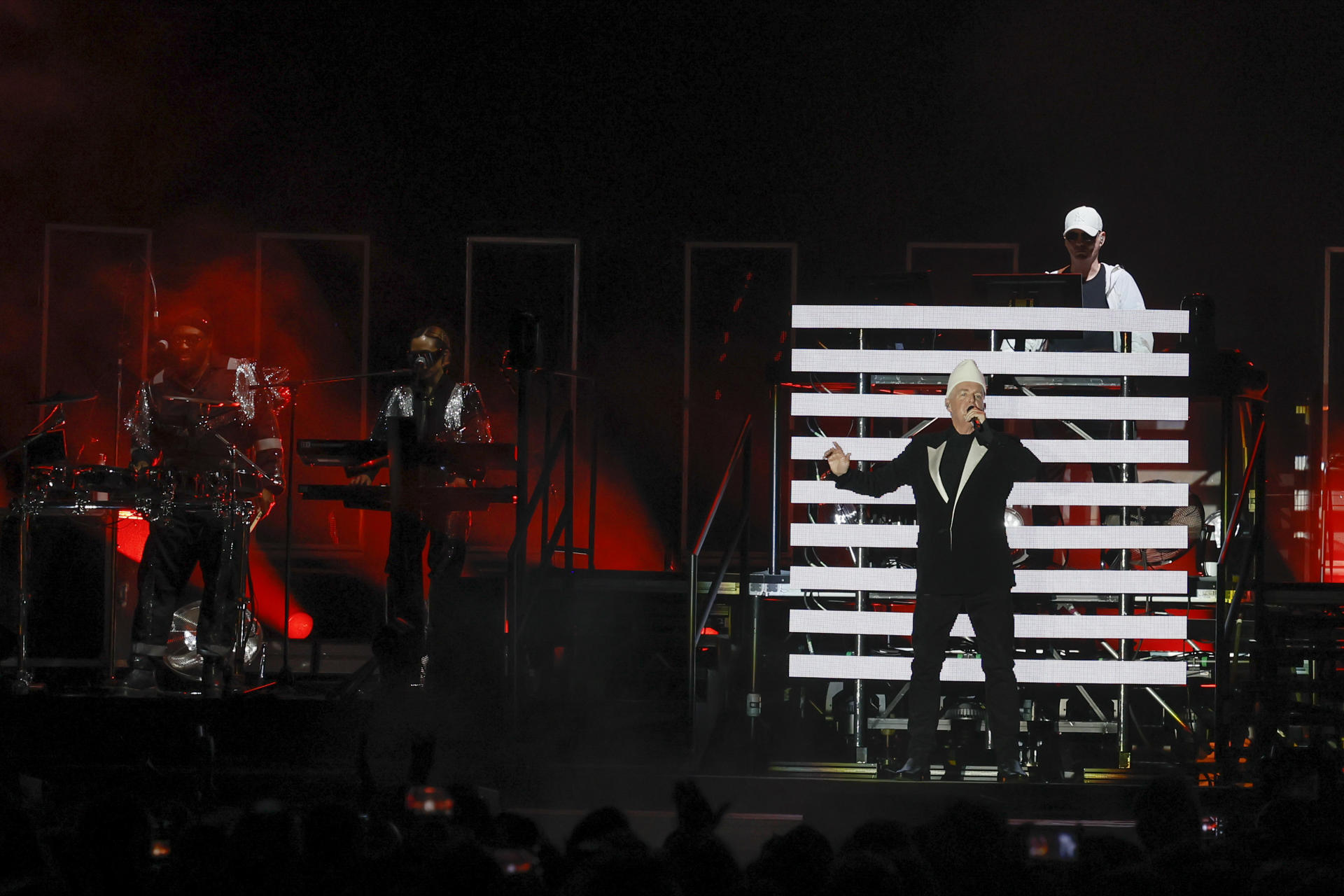 Los integrantes del dúo británico Pet Shop Boys durante su actuación hoy martes en la Plaza de España de Sevilla incluido en el Icónica Sevilla Fest que se celebra en la capital andaluza. EFE / José Manuel Vidal.