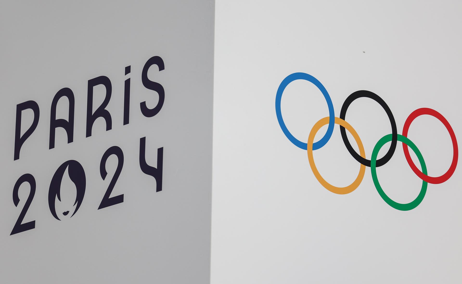 Los anillos olímpicos y el logotipo de los Juegos Olímpicos de 2024, en la villa de los atletas. EFE/EPA/Mohammed Badra
```