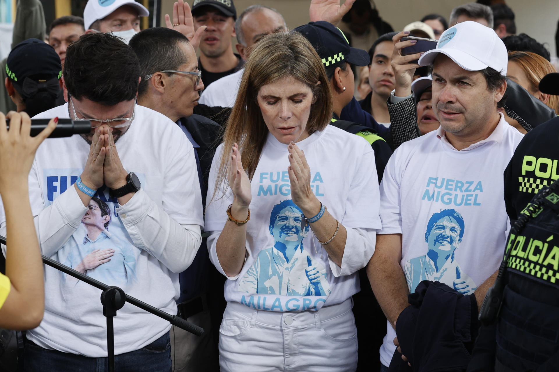Fotografía del 21 de junio de 2025 de la hermana del senador Miguel Uribe, María Carolina Hoyos Turbay (c), participando en una oración en el parque El Golfito en Bogotá (Colombia). EFE/ Mauricio Dueñas Castañeda