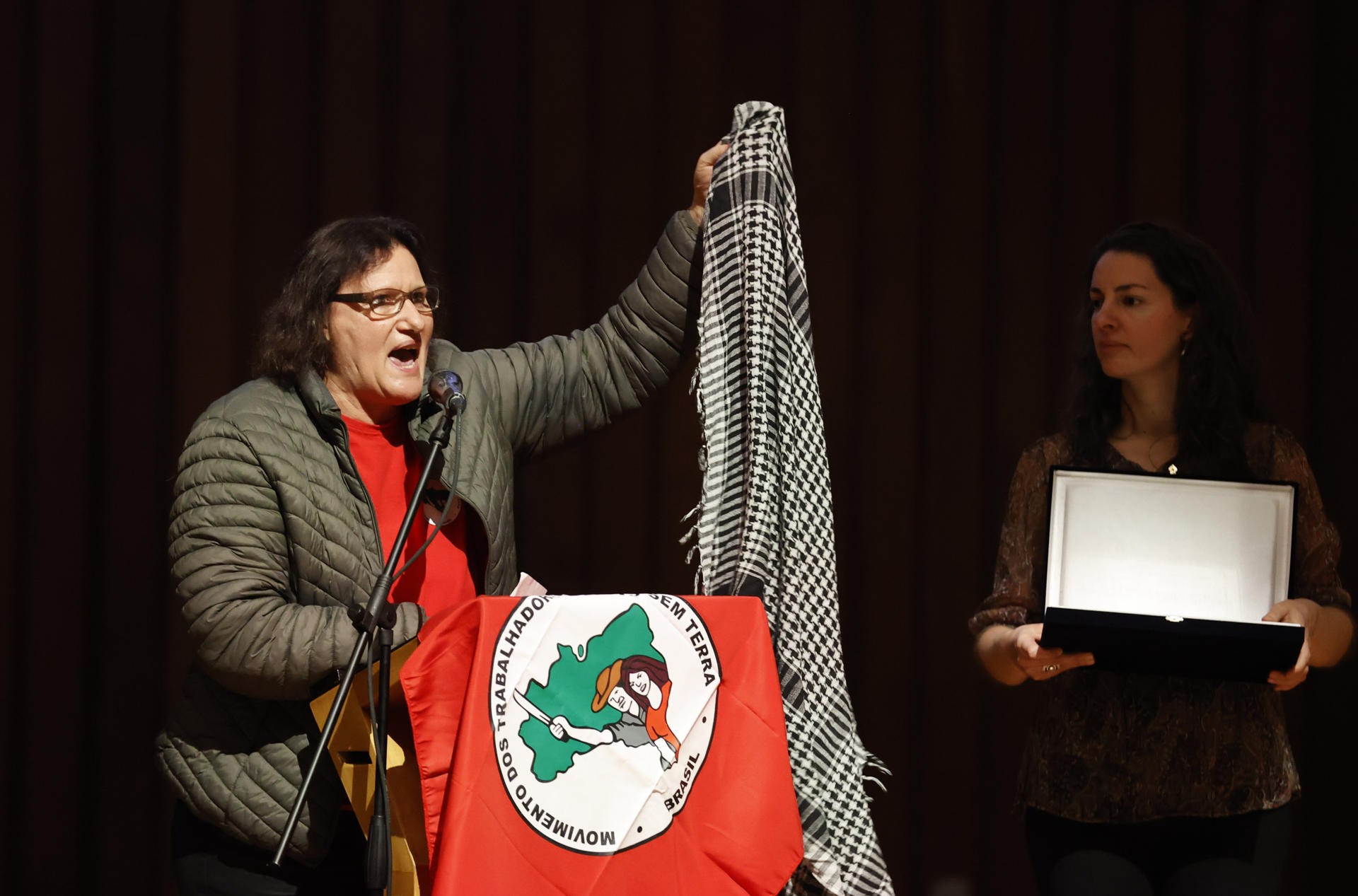 El Movimiento de los Trabajadores Rurales Sin Tierra (MST) recibe un premio este lunes, durante la X Conferencia Latinoamericana y Caribeña de Ciencias Sociales en Bogotá (Colombia). EFE/Mauricio Dueñas Castañeda