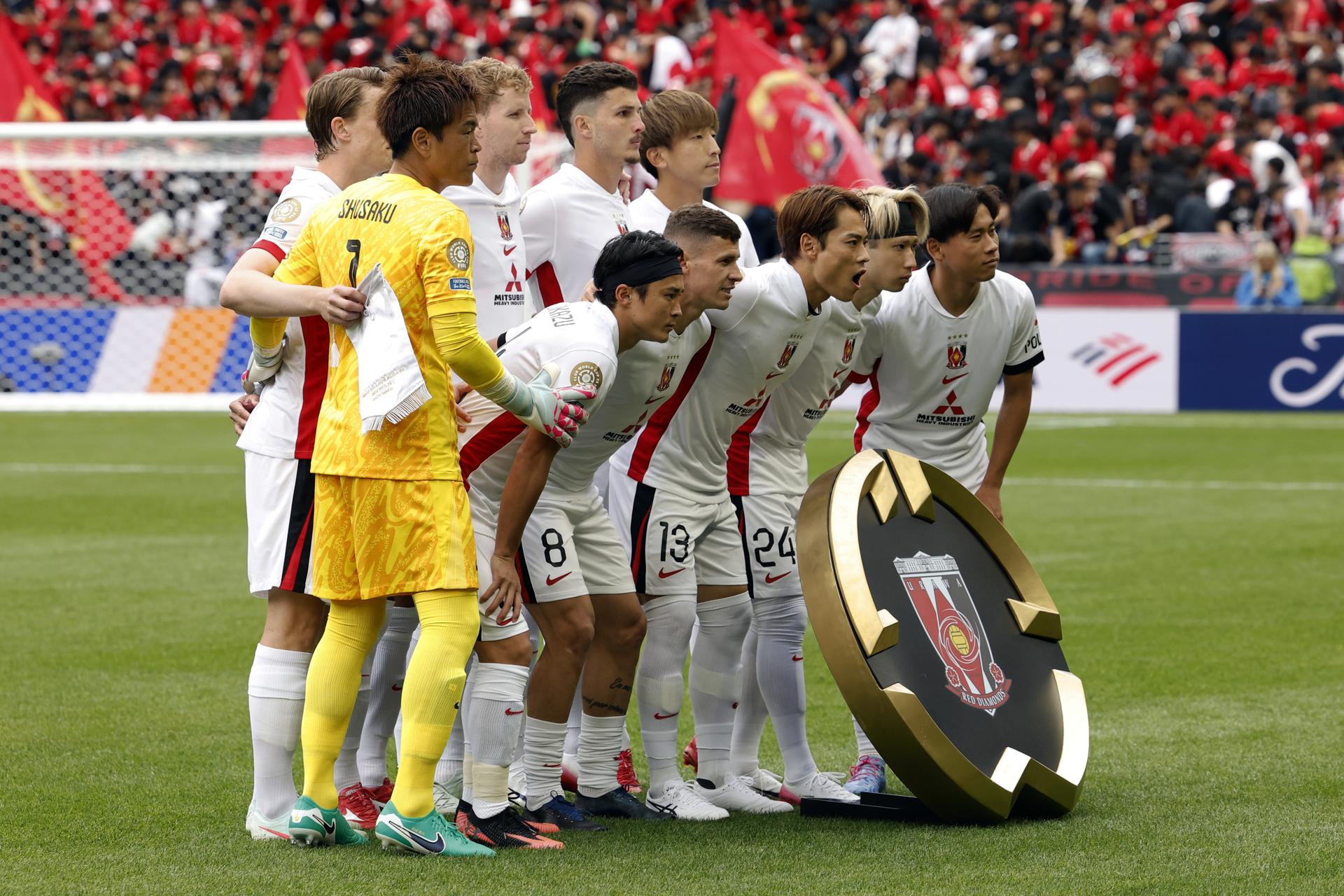 Jugadores del Urawa Reds Diamonds forman antes de un partido del Mundial de Clubes. EFE/JOHN G. MABANGLO