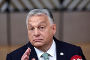 El primer ministro de Hungría, Viktor Orban, habla con los medios de comunicación al llegar a la Cumbre de líderes de la UE en Bruselas, Bélgica, el 26 de junio de 2025. EFE/EPA/OLIVIER MATTHYS