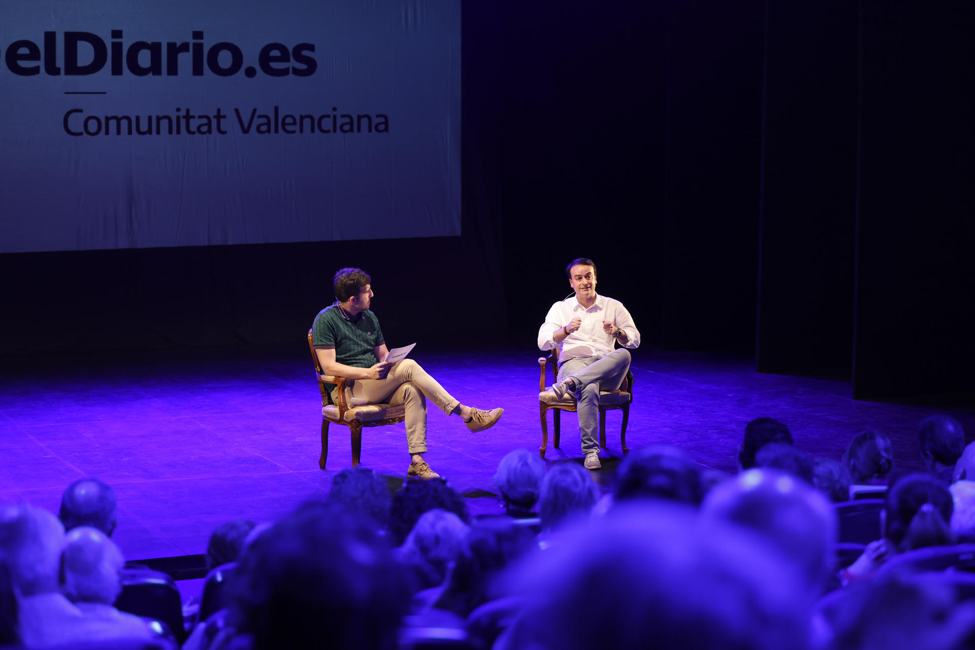 El politólogo Iván Redondo, que fue director del gabinete del presidente del Gobierno, Pedro Sánchez, entre 2018 y 2021, participa en un encuentro organizado por eldiario.es junto al director de la edición valenciana del diario, Sergi Pitarch (i). EFE/Ana Escobar