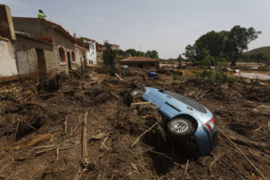 Vista este sábado de los daños materiales provocados por las intensas tormentas de ayer en la localidad de Azuara (Zaragoza). Cuatro carreteras permanecen cortadas tras las fuertes tormentas que descargaron a última hora de este viernes en zonas de la provincia de Zaragoza y Teruel y que obligaron al rescate de diez vecinos de la localidad de Letux atrapados por el agua. EFE/ Javier Cebollada
